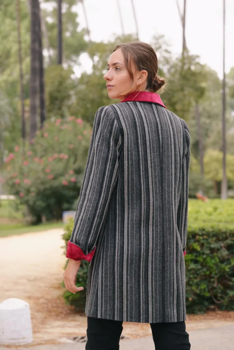 Abrigo Mery Corto Rayas Gris / Fresa - The Nook Store