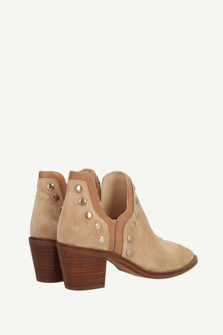 Botas Mer Tacón Alto Ante Beige Tachuela Dorada - The Nook Store