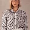 Camisa Chloe Blanca Flores Grandes Negras - The Nook Store