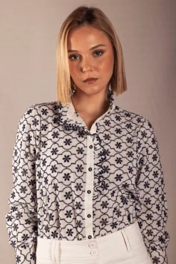 Camisa Chloe Blanca Flores Grandes Negras - The Nook Store