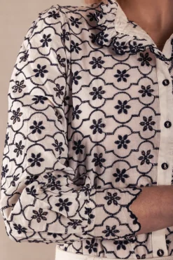 Camisa Chloe Blanca Flores Grandes Negras - The Nook Store