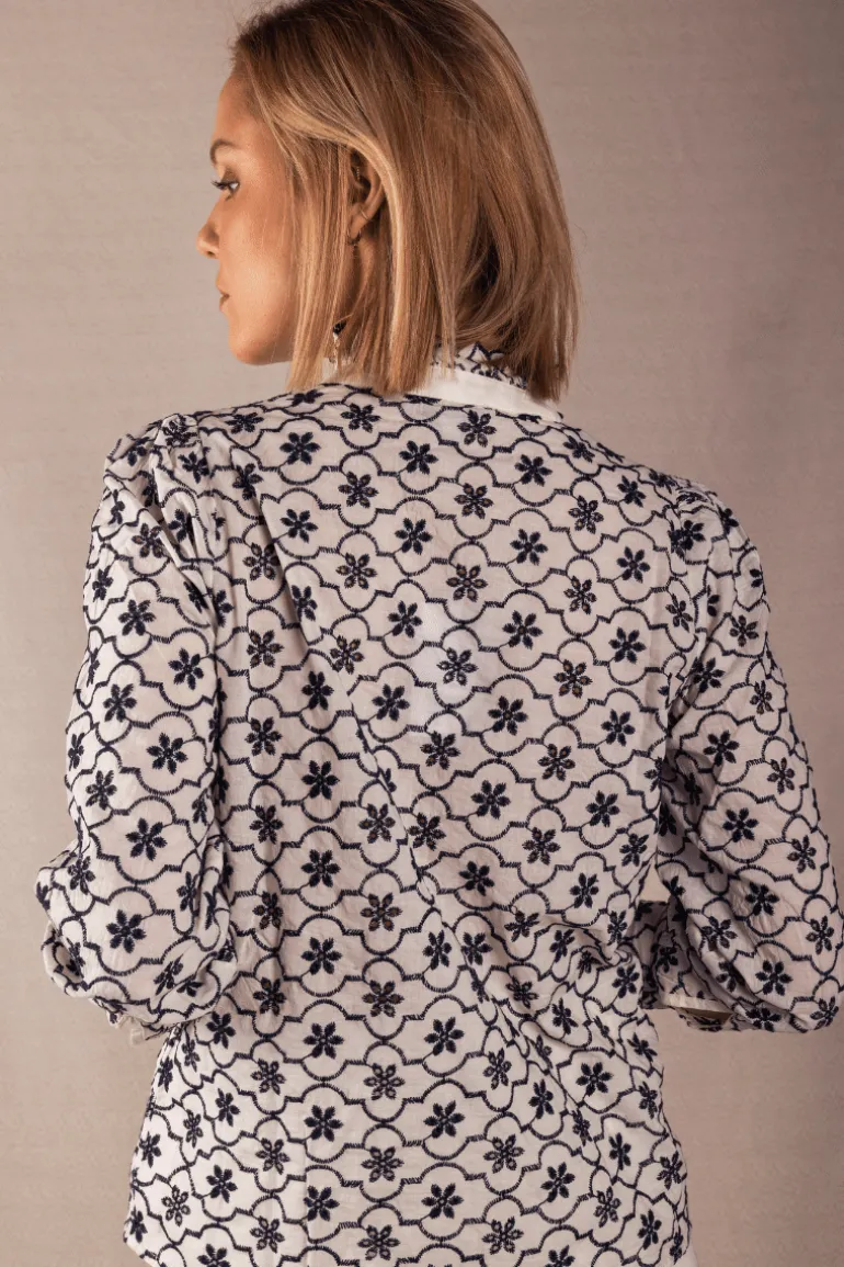 Camisa Chloe Blanca Flores Grandes Negras - The Nook Store