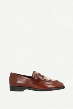 Mocasín Mimi Piel Rubino Tachuela Dorada - The Nook Store
