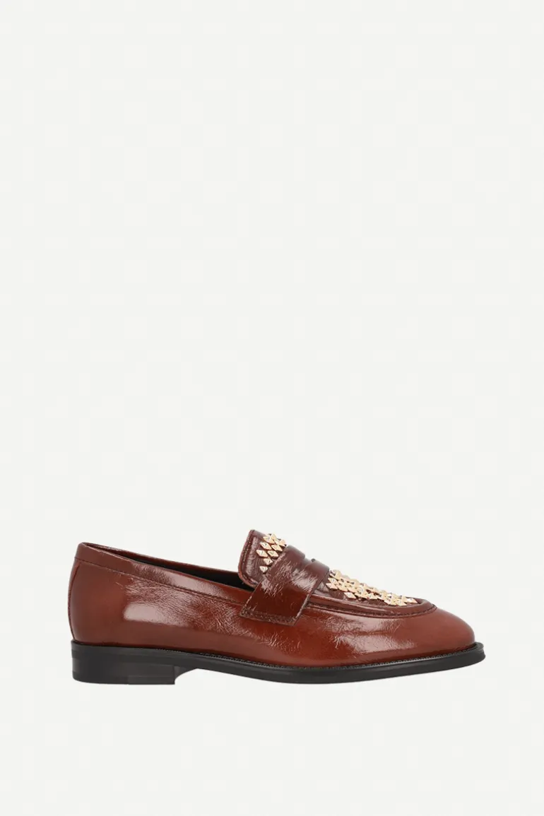Mocasín Mimi Piel Rubino Tachuela Dorada - The Nook Store
