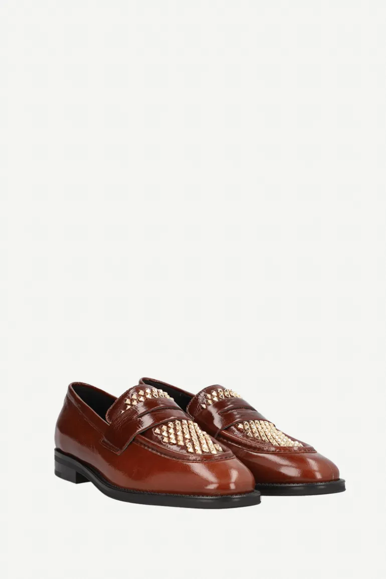 Mocasín Mimi Piel Rubino Tachuela Dorada - The Nook Store