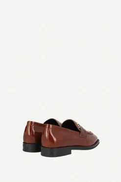 Mocasín Mimi Piel Rubino Tachuela Dorada - The Nook Store