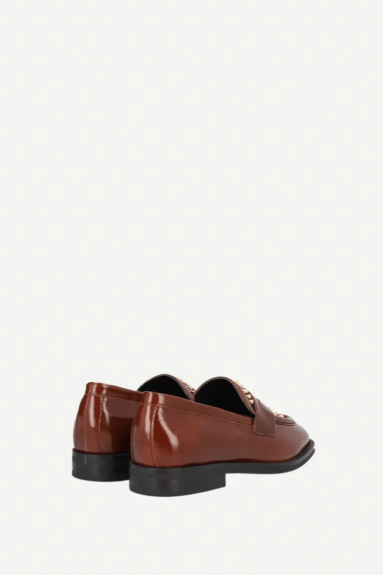 Mocasín Mimi Piel Rubino Tachuela Dorada - The Nook Store